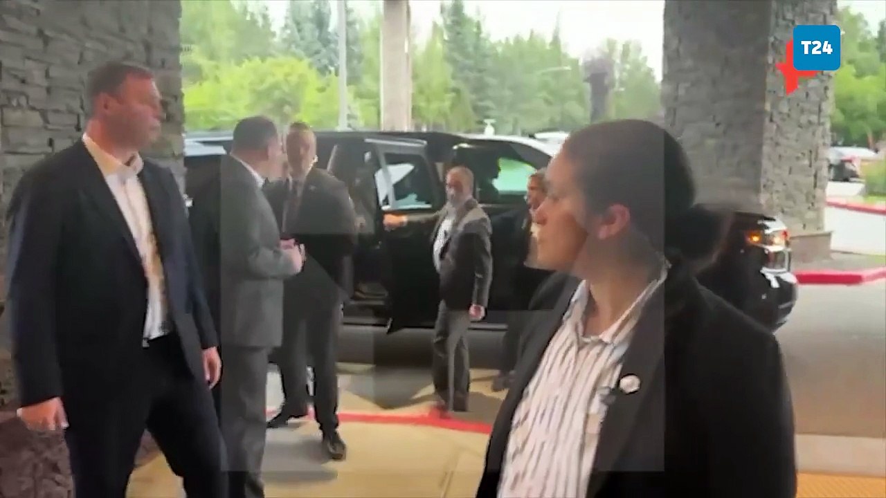 Rusya Dışişleri Bakanı Sergey Lavrov, Alaska'ya üzerinde 'SSCB' yazılı bir sweatshirt giyerek gitti