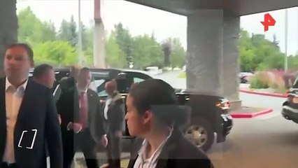 Rusya Dışişleri Bakanı Lavrov, Alaska'daki zirveye 'SSCB' yazılı tişörtle geldi