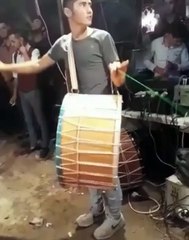İşini Severek Yapan Davulcu Çılgın Genç