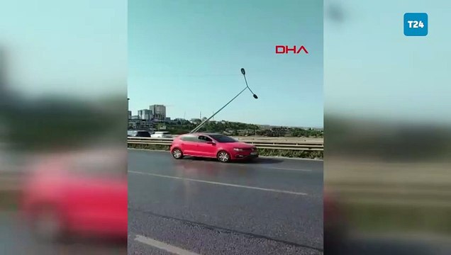 Büyükçekmece'de şiddetli rüzgar nedeniyle aydınlatma direği yan yattı: D-100'de trafik durdu