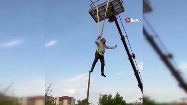 Vinçle havaya kaldırdılar! Bursa'da damada arkadaşlarından unutulmaz düğün şakası