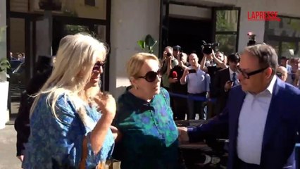 Katia Ricciarelli esce da camera ardente per Pippo Baudo accompagnata da Mara Venier