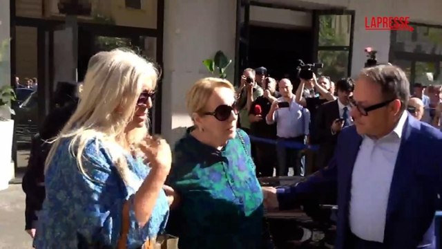 Katia Ricciarelli esce da camera ardente per Pippo Baudo accompagnata da Mara Venier