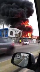 Incêndio de grandes proporções atinge garagem de ônibus na Zona Norte