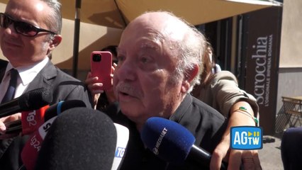Lino Banfi alla camera ardente di Baudo: «Dopo la scomparsa di Berlusconi e Bergoglio, con Pippo dicevamo ‘ci siamo noi adesso’»