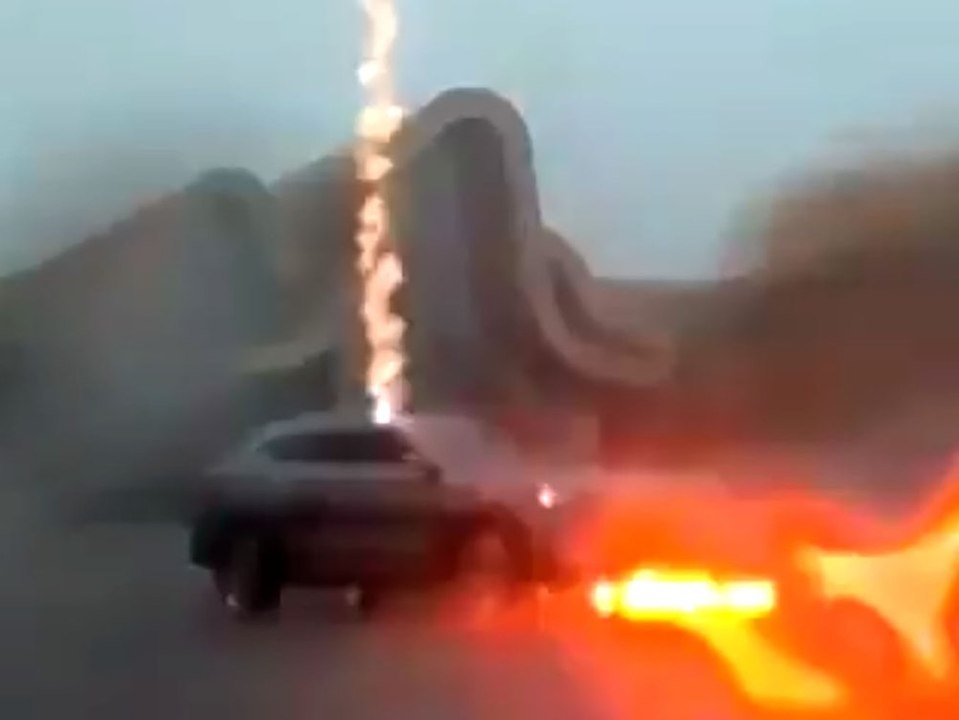 Schreckmoment: blitz schlägt in auto ein