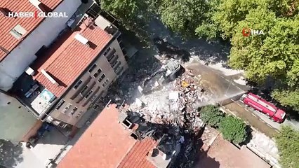 Sındırgı'da deprem sonrası hasarlı binaların yıkımına başlandı