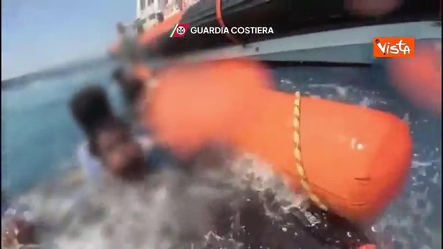 Naufragio a Lampedusa, le immagini dei soccorsi ai migranti