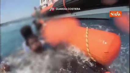Naufragio a Lampedusa, le immagini dei soccorsi ai migranti