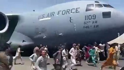 KABUL | Varios muertos mientras intentaban subirse a un avión y escapar de los talibanes