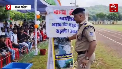 कब मिलेगी गड्ढों वाली सड़कों से आजादी?, युवक का अनोखा प्रदर्शन