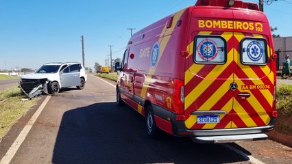 Mitsubishi Outlander bate contra barranco e quase capota na PRc-467