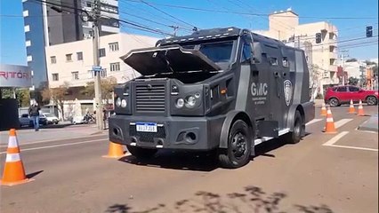 Caveirão da Guarda Municipal quebra no Centro de Cascavel e chama a atenção de populares