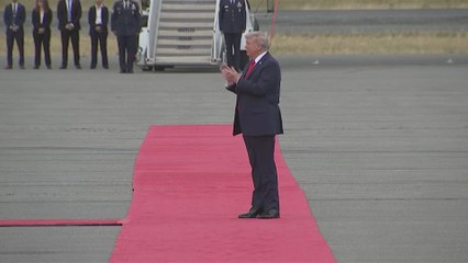 TRUMP APLAUDE MIENTRAS PUTIN LEVANTA EL PULGAR EN SU DRAMÁTICA PRIMERA REUNIÓN EN ESTADOS UNIDOS