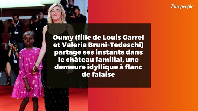 Oumy (fille de Louis Garrel et Valeria Bruni-Tedeschi) partage ses instants dans le château familial, une demeure idyllique à flanc de falaise