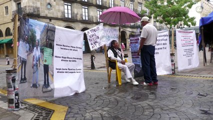 Enfermero del CAISAME continúa su protesta encadenado en las afueras del palacio de gobierno