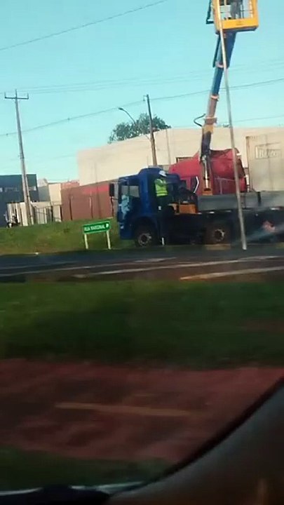 Homem armado com chave de fenda ataca caminhão