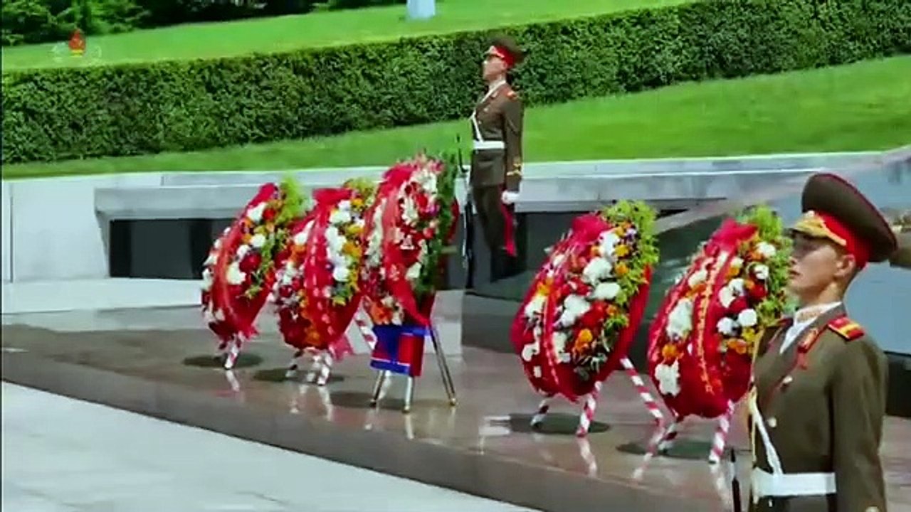 Estimado camarada Kim Jong Un visita Cemitério dos Mártires Revolucionários no Monte Taesong por ocasião de 15 de agosto
