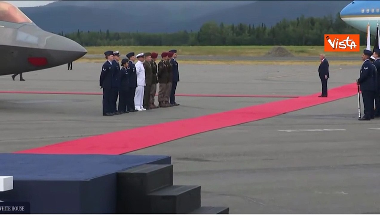 Trump applaude Putin al suo arrivo ad Anchorage in Alaska, poi la stretta di mano
