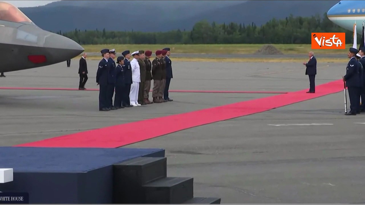 Trump applaude Putin al suo arrivo ad Anchorage in Alaska, poi la stretta di mano