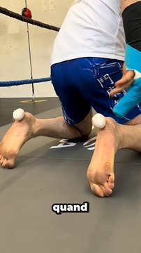 Le coach met des Legos aux pieds et c'est fou !