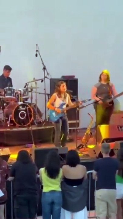 Rum lider, kızına ‘Maraş’a geri döneceğiz’ şarkısı söyletti! Kıbrıs'a geri dönüş...