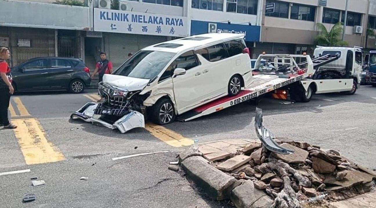 休旅车直路失控 撞停泊路边3车 警追查肇祸司机！