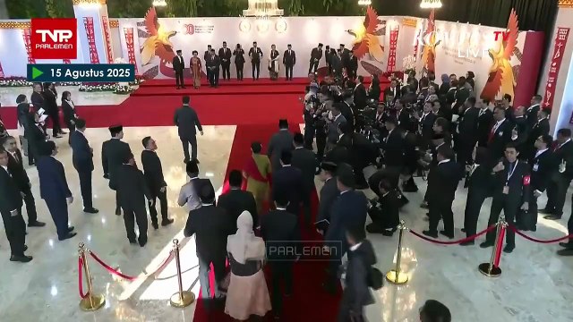 Momen Wapres Gibran Berlari saat Hendak Foto Bersama Prabowo-Puan di Sidang Tahunan MPR-DPR 2025