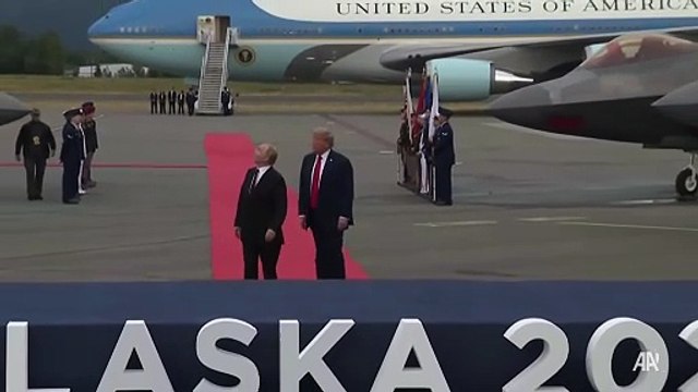 Trump ve Putin, görüşmek için gittikleri Alaska'da havalimanında birbirlerini selamladı