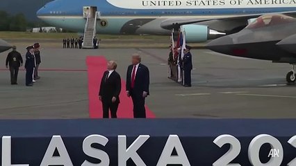 Trump ve Putin, görüşmek için gittikleri Alaska'da havalimanında birbirlerini selamladı