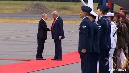 Alaska, l'incontro Trump-Putin: stretta di mano e insieme in auto
