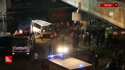 Cezayir’de yolcu otobüsünün köprüden dereye düştü