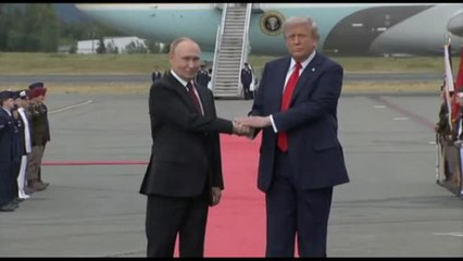 Alaska, l'incontro Trump-Putin: stretta di mano e insieme in auto