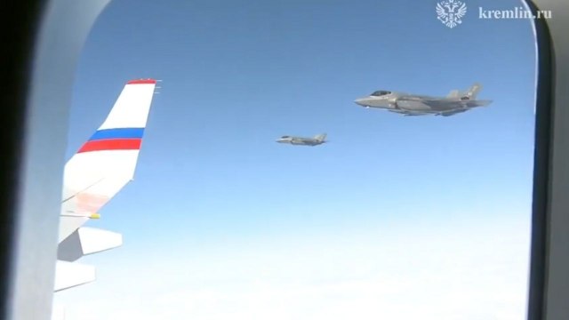 Amerikan F-22 savaş uçakları, Alaska'dan ayrılan Putin'in uçağına eşlik etti