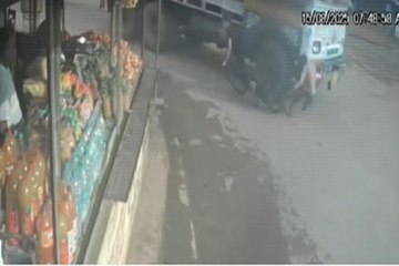 ट्रक ने साइकिल सवार युवकों को मारी टक्कर