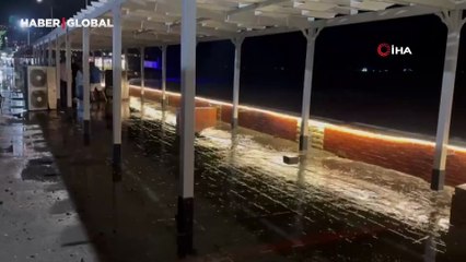 Marmara Denizi'nde poyraz dev dalgalar oluşturdu