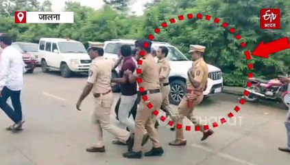 आंदोलकाच्या कमरेत पोलीस अधिकाऱ्यांनी मारली लाथ; ...म्हणून आंदोलकाच्या कंबरेत लाथ मारली, DYSPचं स्पष्टीकरण