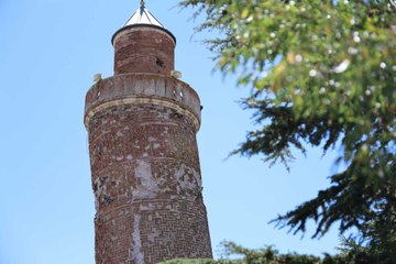 Pisa Kulesi'nden daha eğri: Bu minare görenleri şaşırtıyor
