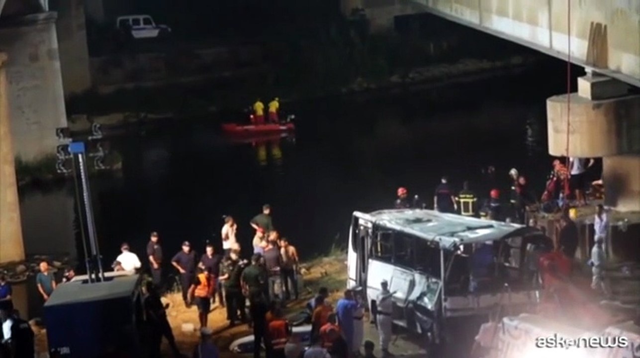 Algeria, autobus nel fiume: almeno 18 morti e 9 feriti