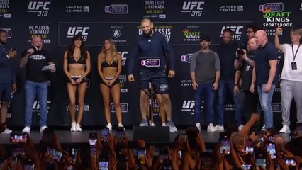 UFC 319 - Le face-à-face tendu entre Chimaev et Du Plessis