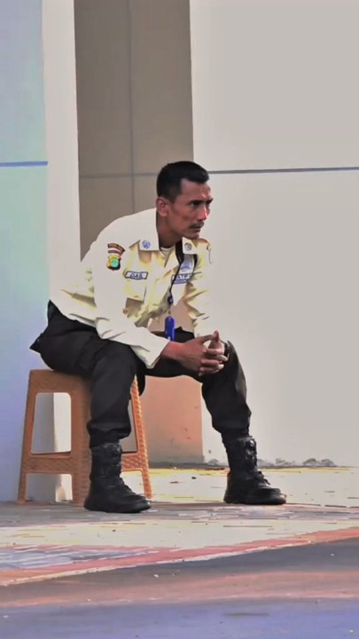 Mungkin ini momen yang tak terlupakan oleh pak satpam PRANK