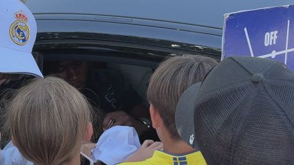 Camavinga se detiene con los aficionados en Valdebebas