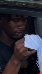 Camavinga se detiene con los aficionados en Valdebebas