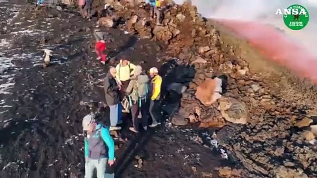 Frattura con lava su Etna: le immagini della forestale riprende con il drone