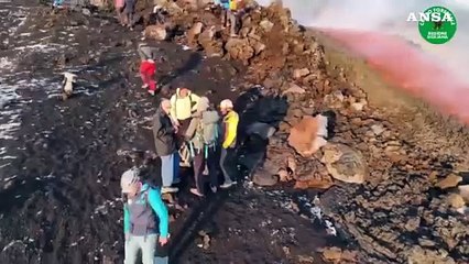 Frattura con lava su Etna: le immagini della forestale riprende con il drone