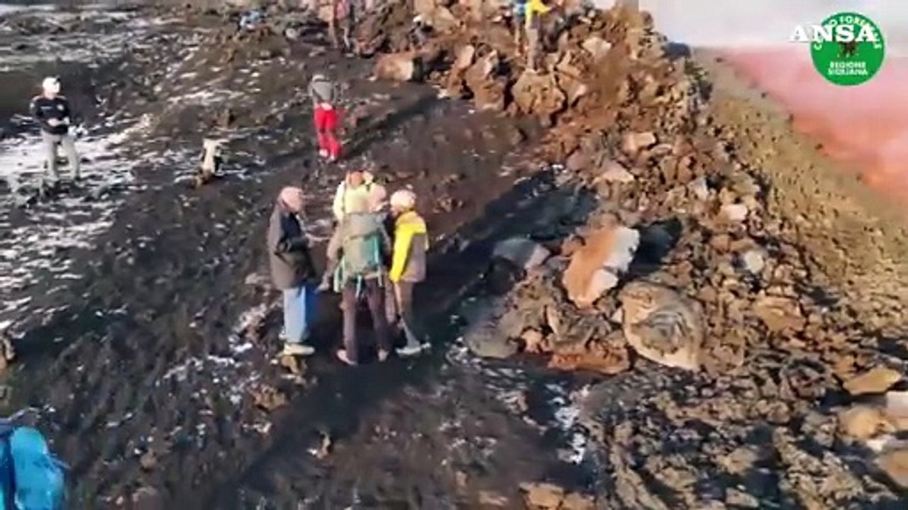 Frattura con lava su Etna: le immagini della forestale riprende con il drone