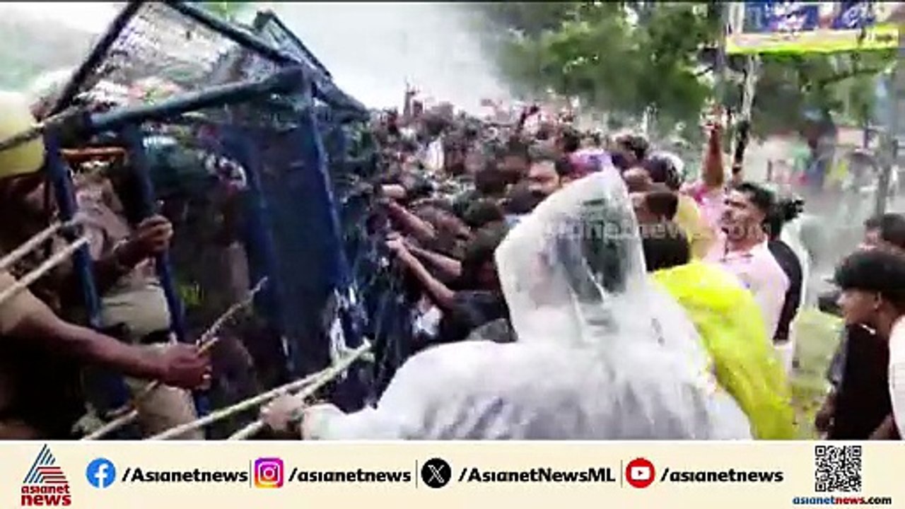 തൃശൂരിൽ കേന്ദ്ര മന്ത്രി സുരേഷ് ഗോപിയുടെ ഓഫിസിലേയ്ക്ക് DYFI മാർച്ച്