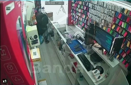 Dupla suspeita de assaltar loja de celulares morre em confronto com a RONE no Cajuru; câmeras registram o crime