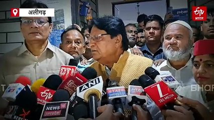 AMU के प्रदर्शनकारी छात्रों से मिले रामजीलाल सुमन; कहा- फीस वृद्धि के विरोध का मुद्दा संसद में उठाएंगे