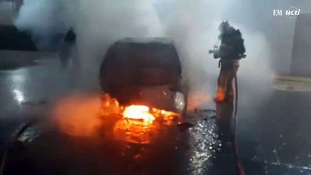 Incêndio destrói um carro estacionado em um ferro-velho de Matozinhos